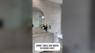 Mobile bagno con specchio e lavabo singolo