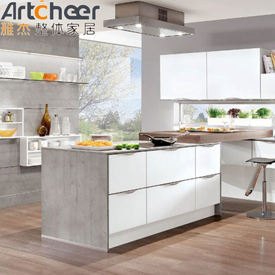 comprare Concetto di progettazione di armadietti da cucina a forma di L in legno massello bianco con WPC Pantry Storage fabbricazione online