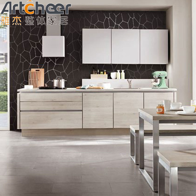 comprare Malesia Unità di cucina lucente Armadi con finitura stratificata e pannello di porta in legno massello fabbricazione online