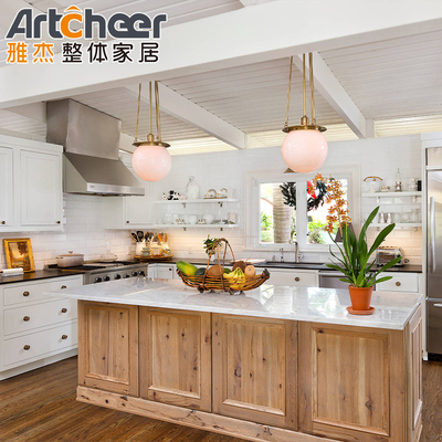Dispositivi di cucina in legno massello con armadio grigio