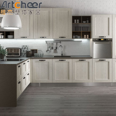 Arredamento da cucina in legno con mezzo naso di toro e armadio grigio chiaro