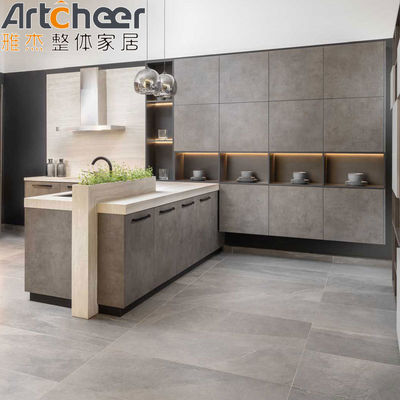 Moderno armadietto da cucina italiano con piano da lavoro in acciaio inossidabile e design modulare