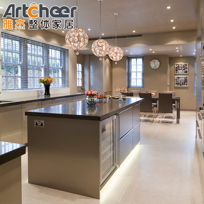 Arredamento in legno massello con design modulare e colore personalizzato
