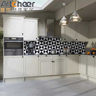 Armadietti da cucina in legno massello con colore bianco e Super Susan Corner