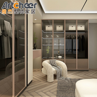 Crea un elegante armadio con un armadio con porte di vetro e accessori