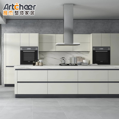 Arredamento da cucina in lacca italiana in stile moderno europeo con porte in legno e soffitto in marmo